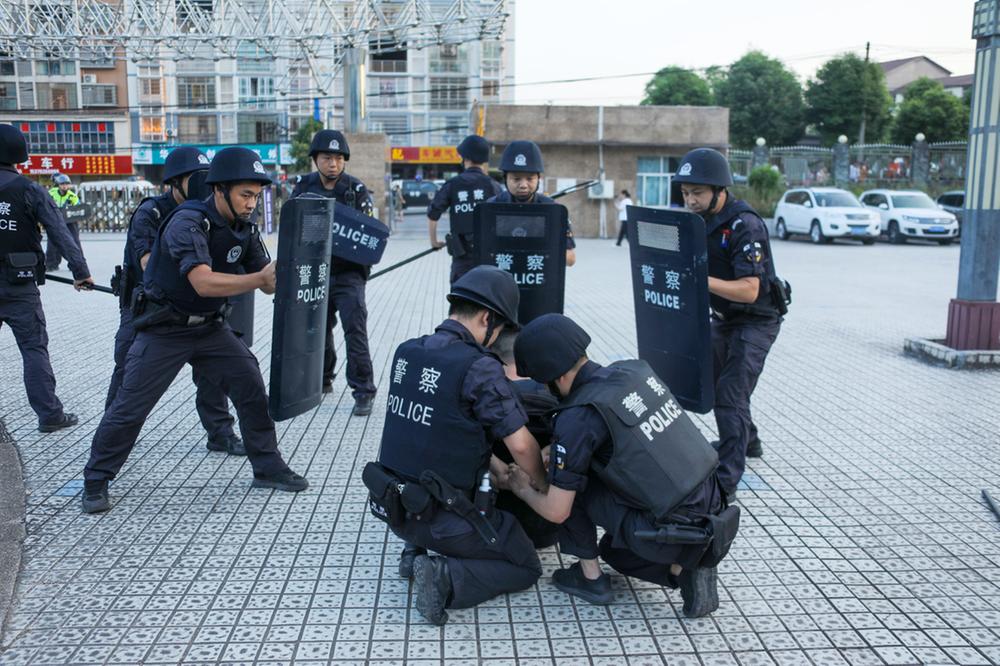 华蓥特警开展夏季大练兵活动
