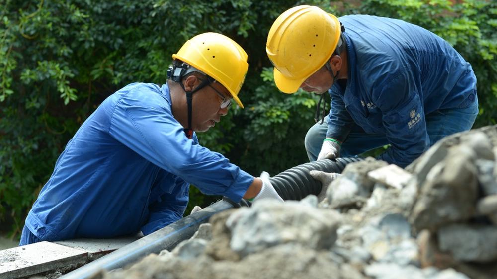 青神县：战酷暑 保供电 用电力人的“汗水指数”换取群众的“清凉指数”