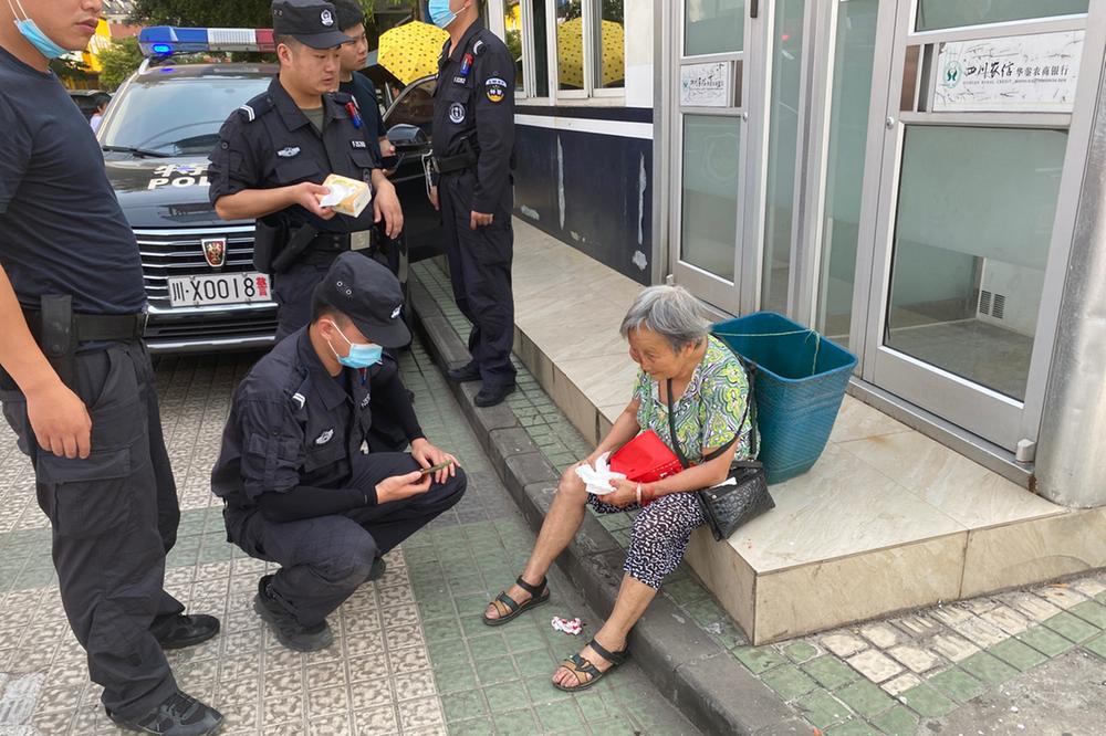 八旬老妪摔断鼻梁  华蓥特警及时救助