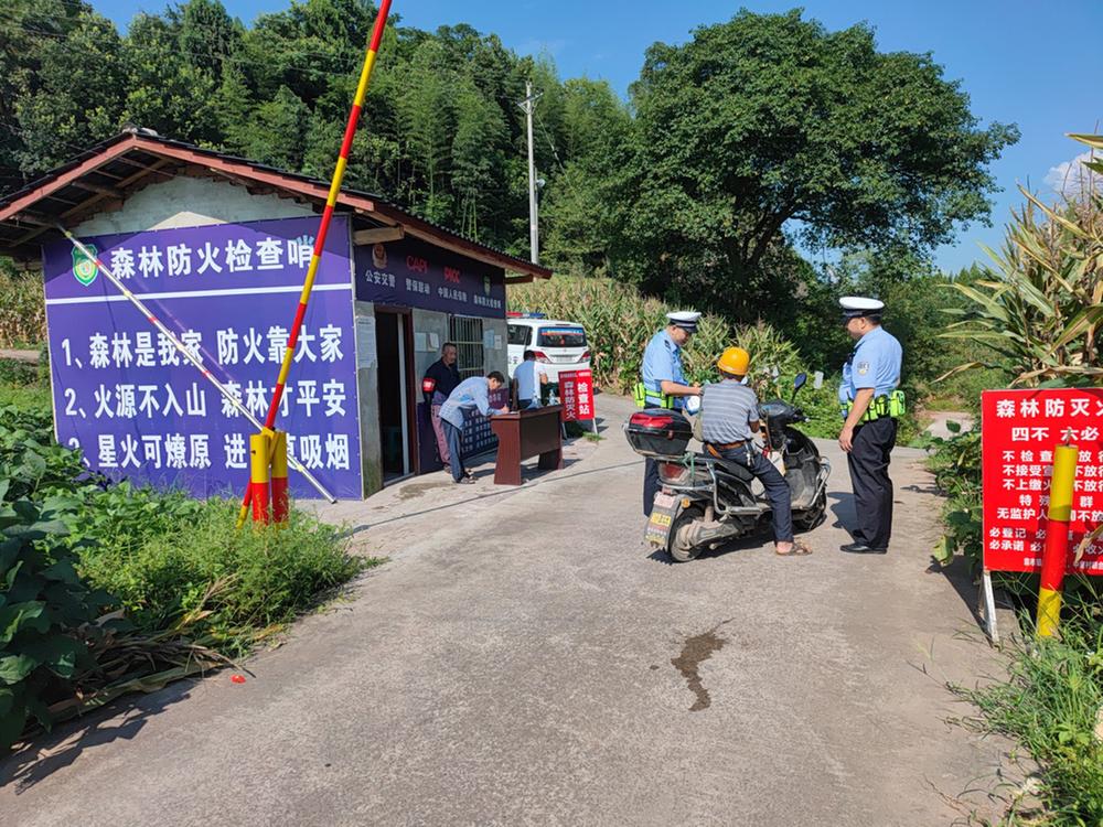 邻水县交警大队到警保合作劝导站宣讲交规