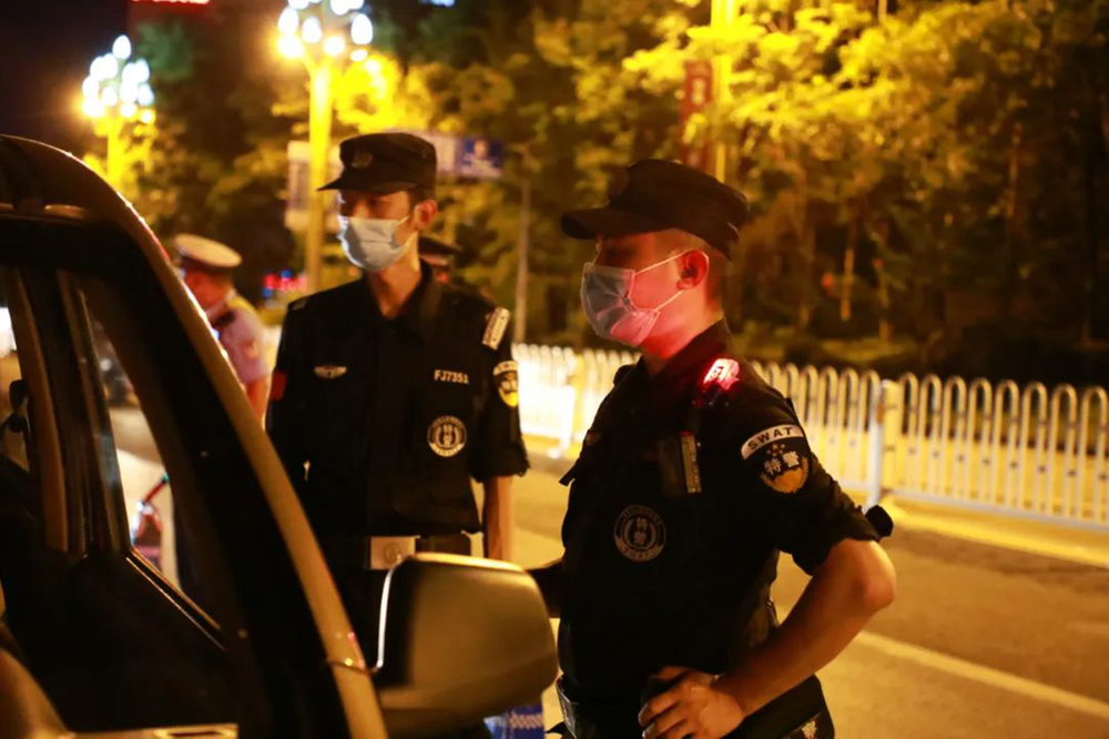 武胜县公安局深入开展夏夜治安巡查宣防集中统一行动