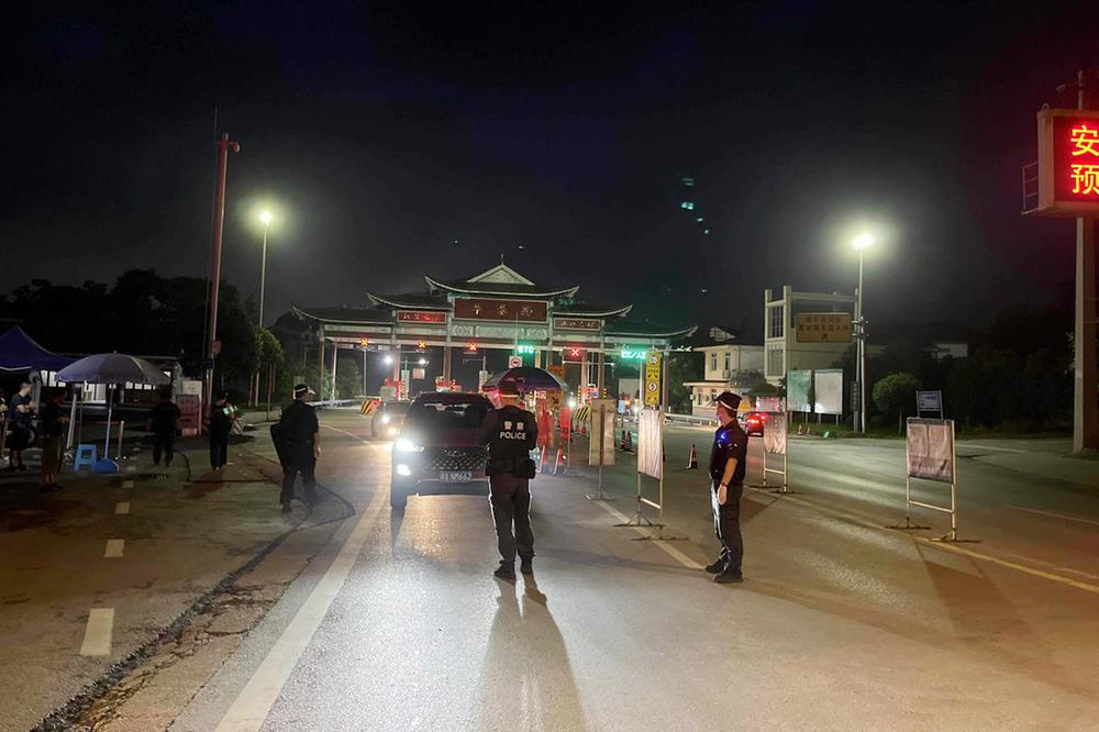 华蓥市公安局扎实开展夏夜治安巡查宣防集中统一行动