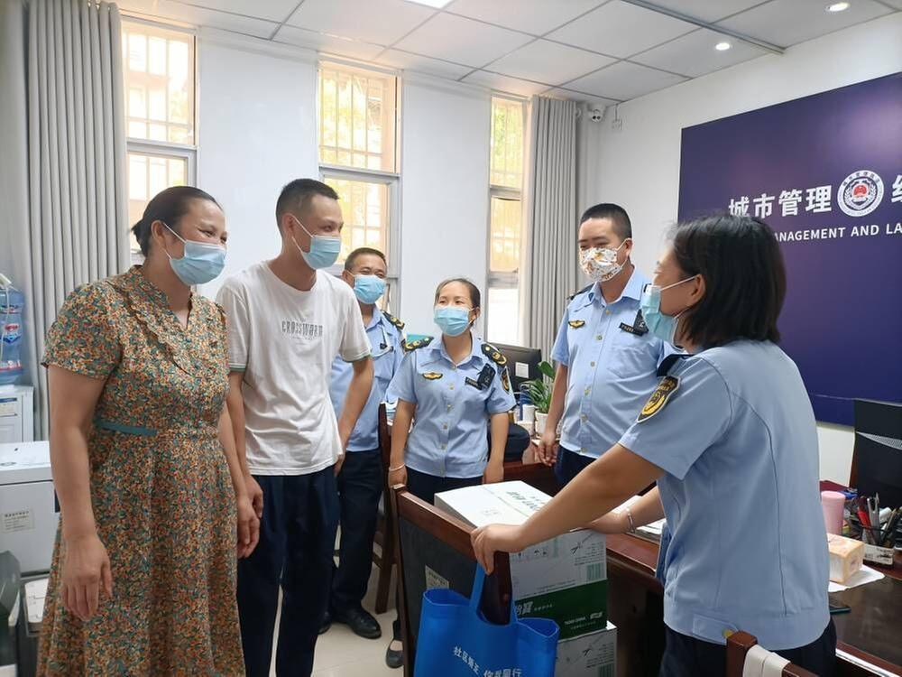 成都东部新区石板凳街道综合执法队救助举动暖人心