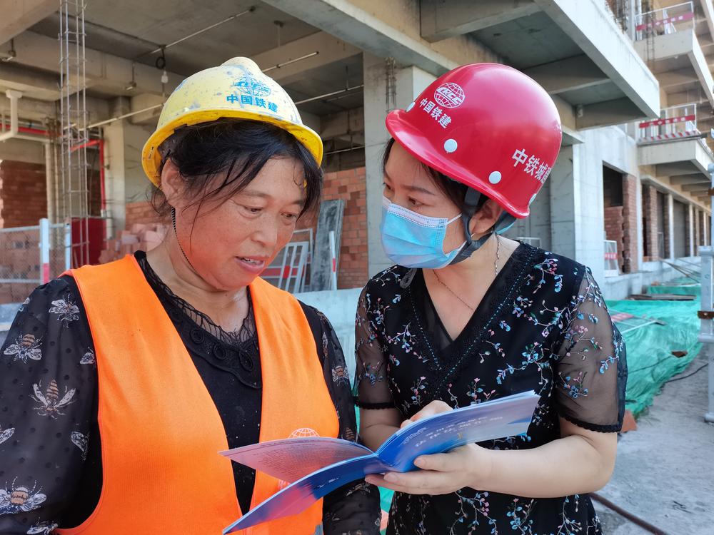 成都东部新区石板凳街道：普法宣传入民心 根治夏季欠薪在行动