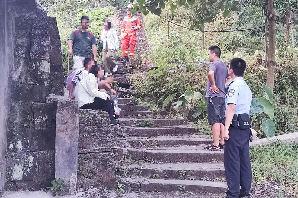 华蓥市公安局成功救助8名被困宝鼎群众