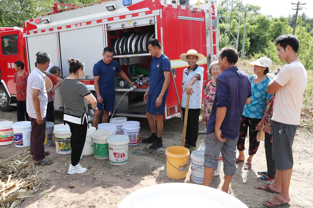 广安：消防送水解民忧 抗旱甘露显真情