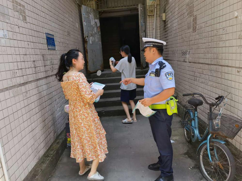 邻水县：交警进小区上门宣传交通安全