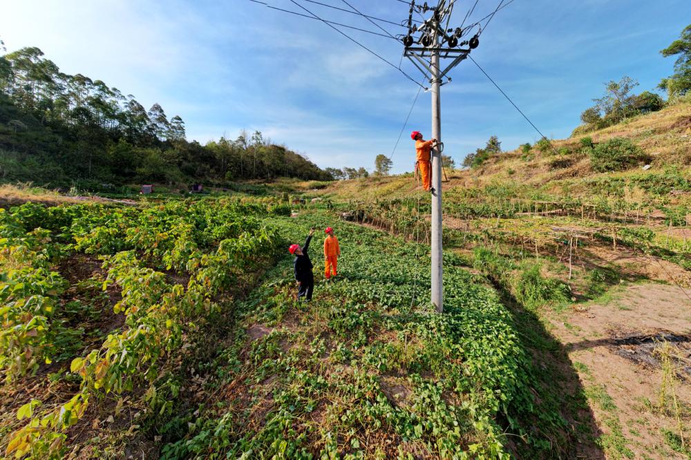 华蓥市：抗旱保电 服务三农
