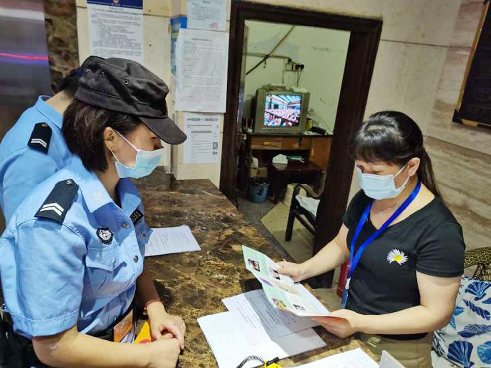 华蓥市公安局开展禁毒宣传进场所活动