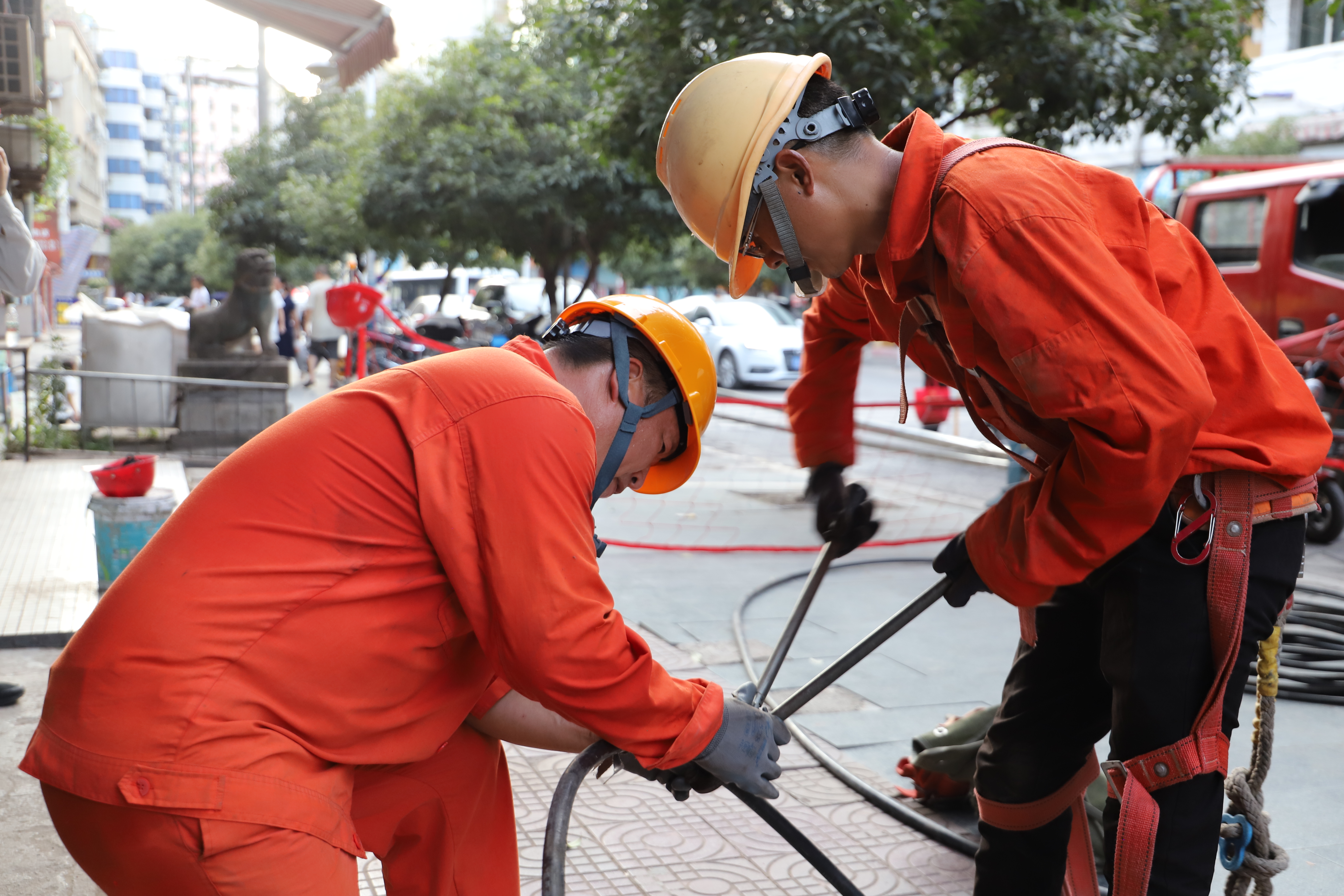 巴中市：“处暑”节气战高温  奋力抢修保供电