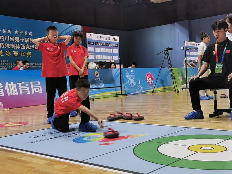 为爱拼搏  圆梦嘉州|赛场展现大智慧 乐山姐弟携手夺金