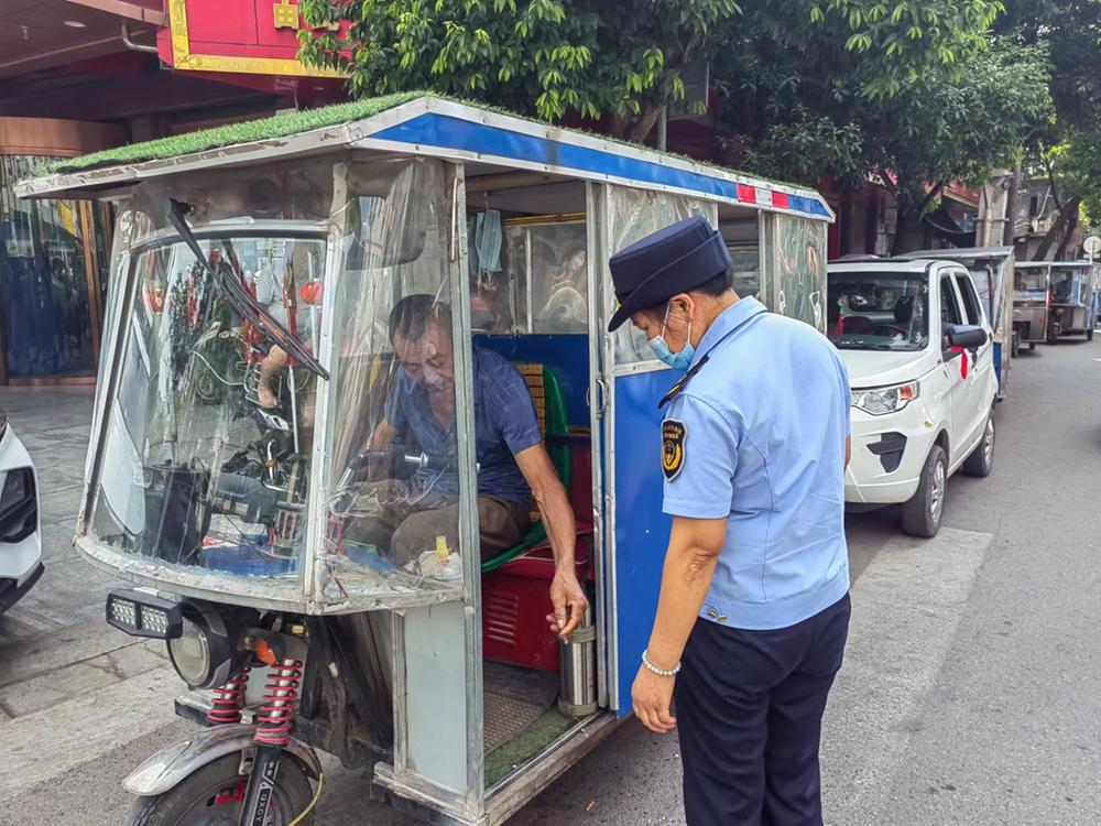 成都东部新区石板凳街道整治违停助力成都创建全国文明典范城市