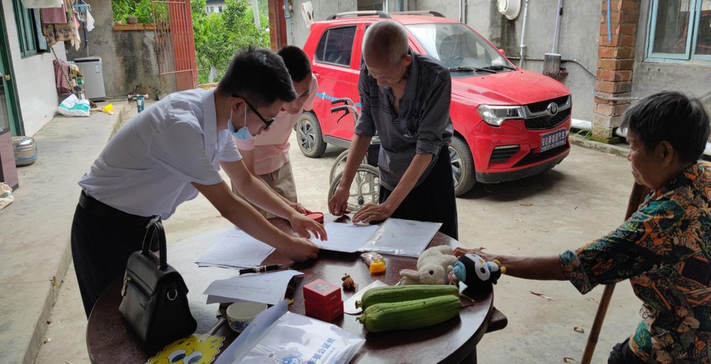 为民服务办实事 青神县公证处上门送温暖