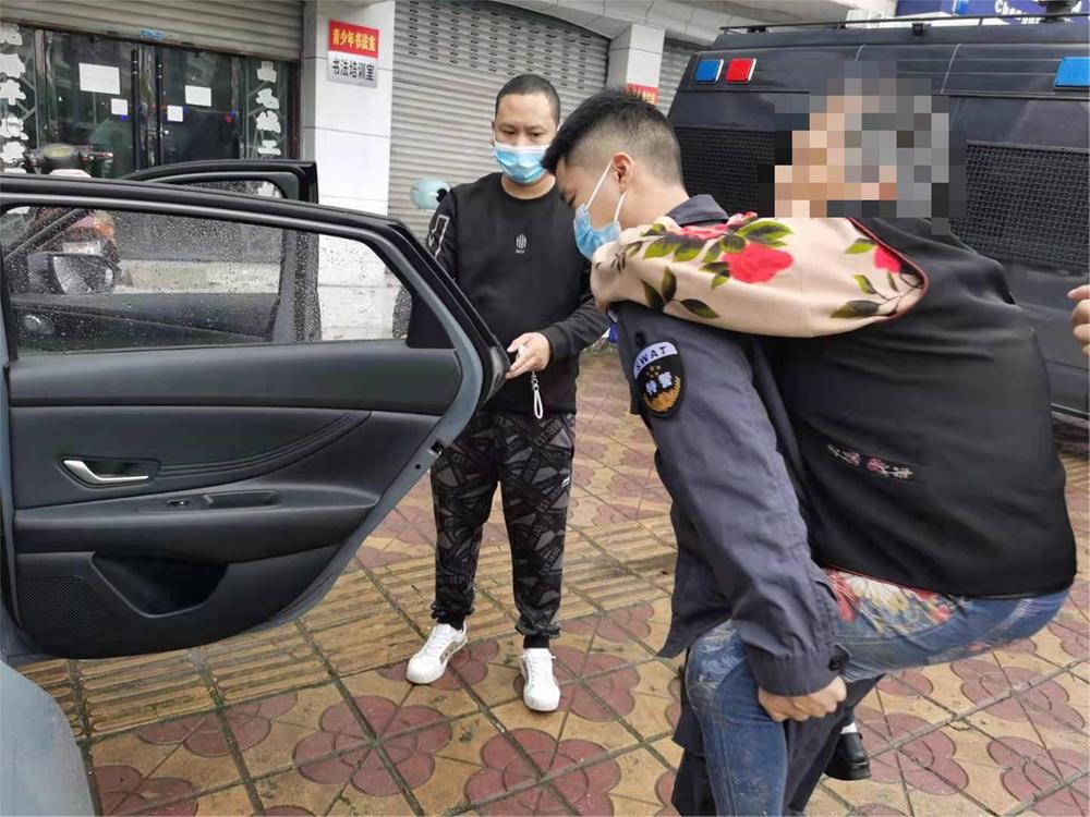 华蓥市特警及时疏导交通事故拥挤路段