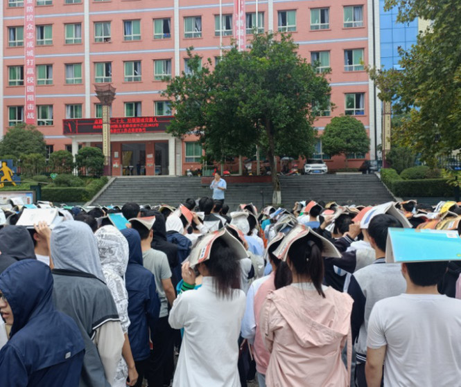 平昌县响滩中学开展地震逃生演练活动