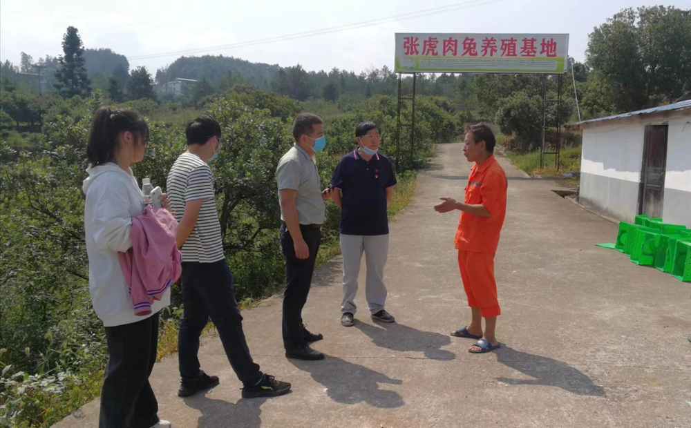 南江县：科技专家深入养殖基地开展现场指导服务