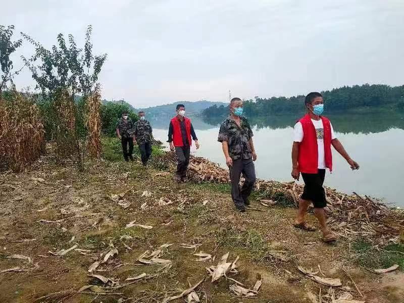 简阳市石桥街道：疫情防控不松劲 巡河护水不懈怠