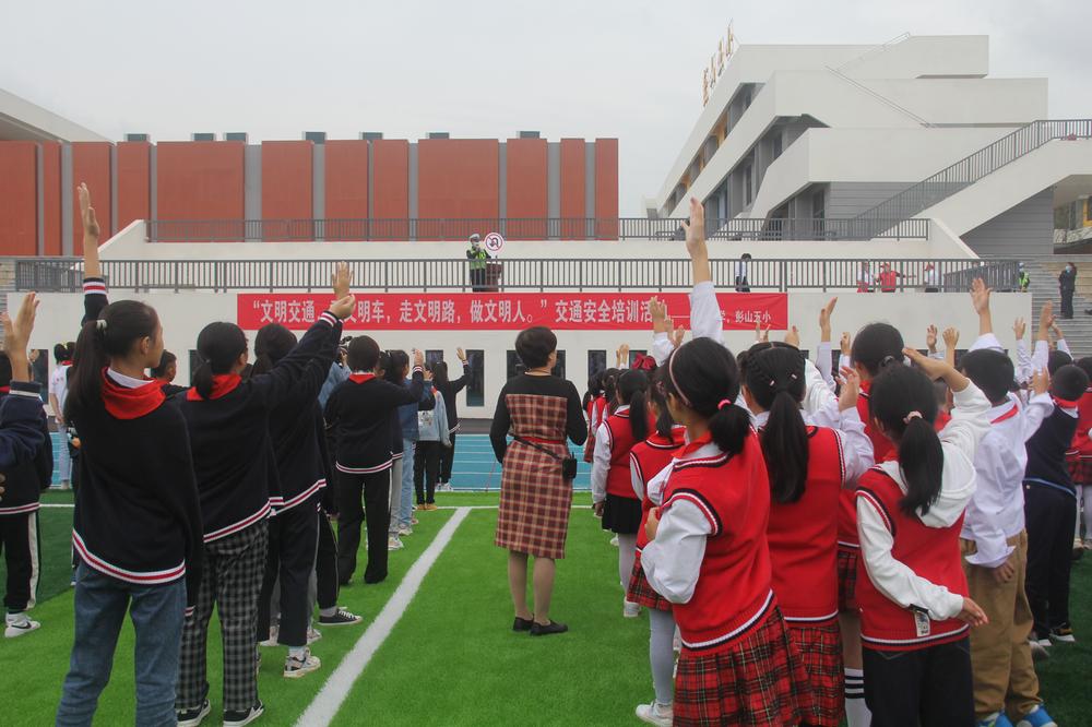 彭山区两校开展文明乘车培训