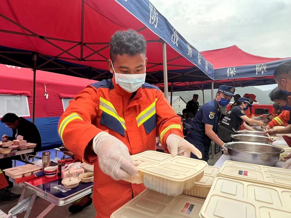 那一束束光托起希望