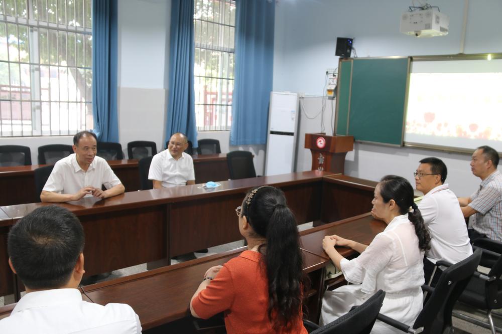 彭山区政协主席杨红赴彭山二中慰问