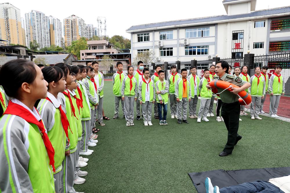 广安：开学第一天 防灾减灾宣传进校园