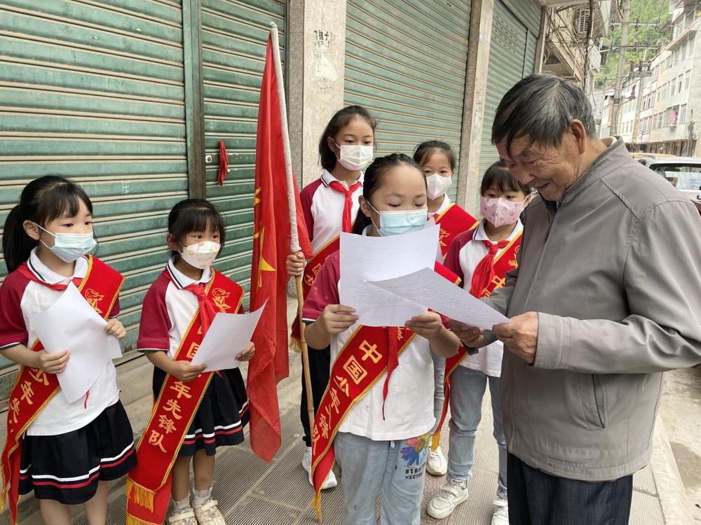 小手拉大手 共创文明城