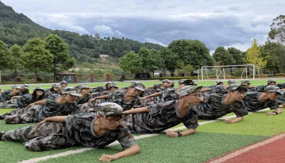 大河中学开展国防教育专题讲座