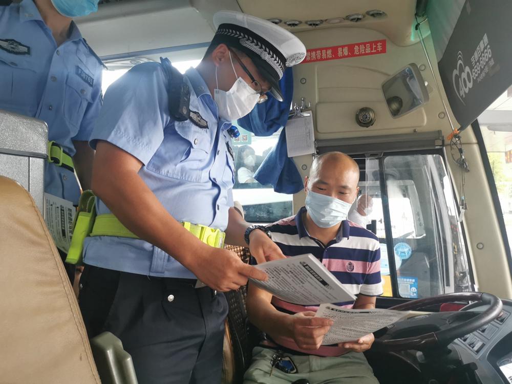 邻水县开展交通安全宣传活动