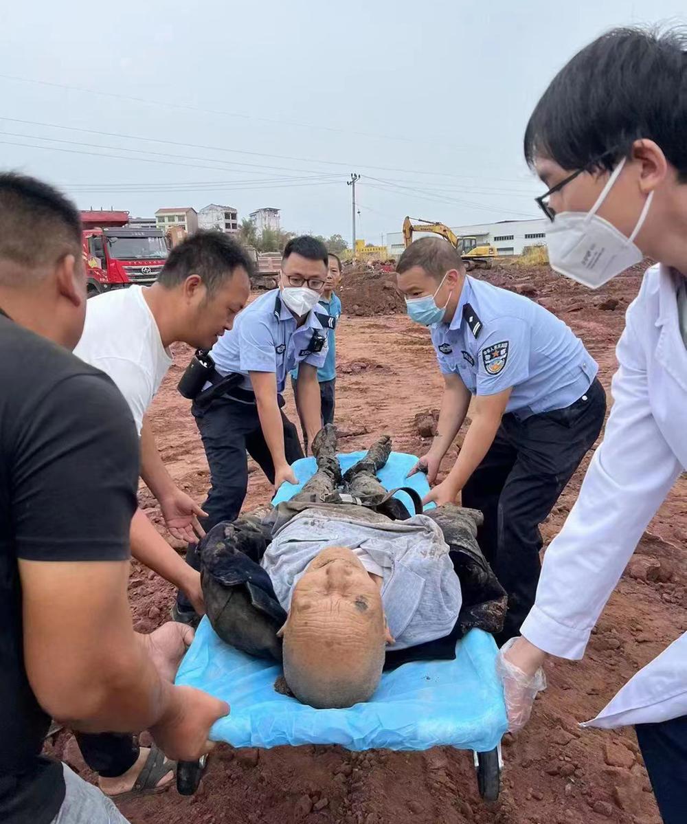邻水县：民警“乘”挖掘机紧急救援老人
