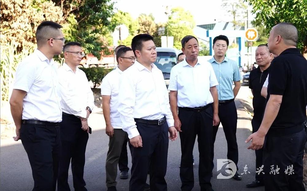 东兴区委书记康厚林带队考察内江市重点项目建设情况