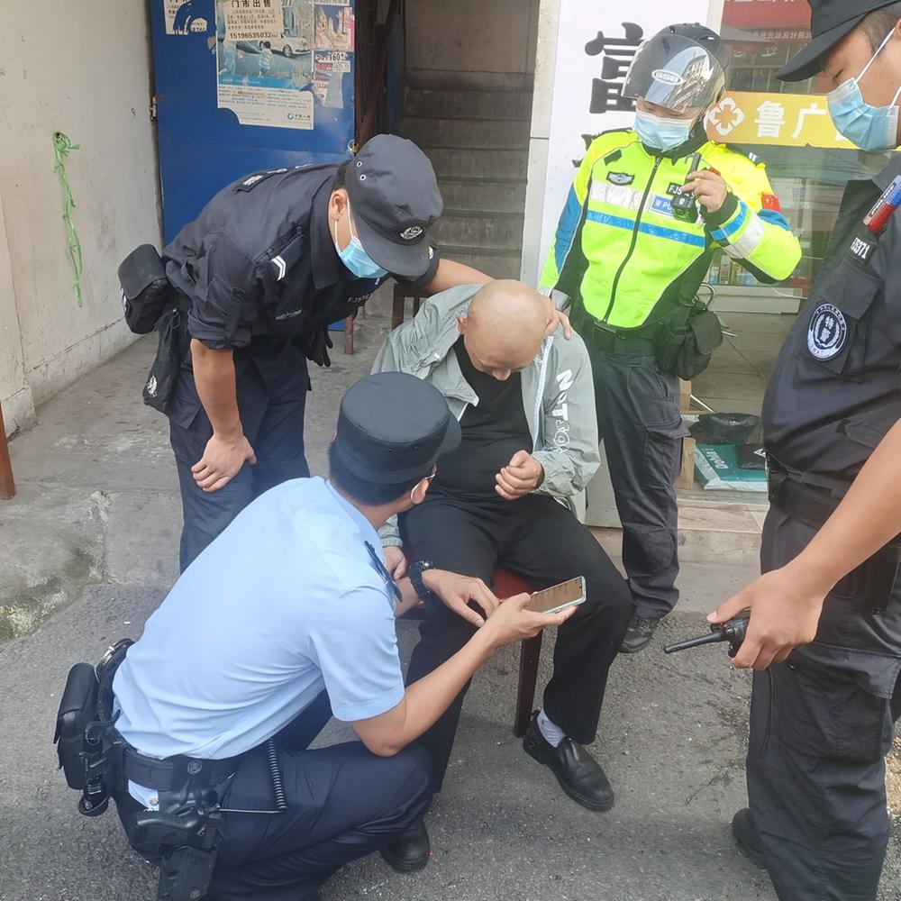 男子醉倒街头 华蓥特警及时救助