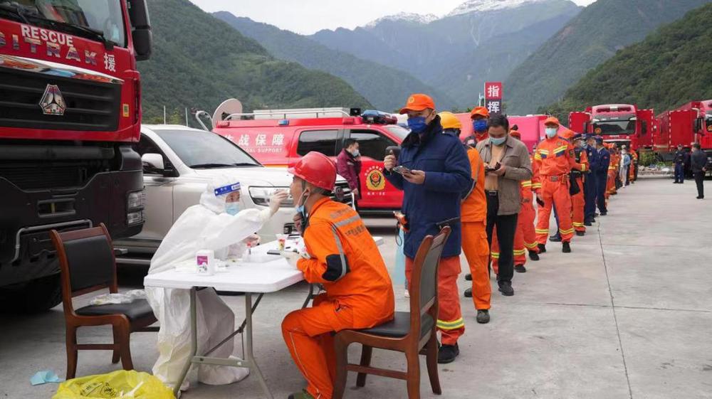 泸定县：坚持科学救治和疫情防控两手抓两不误