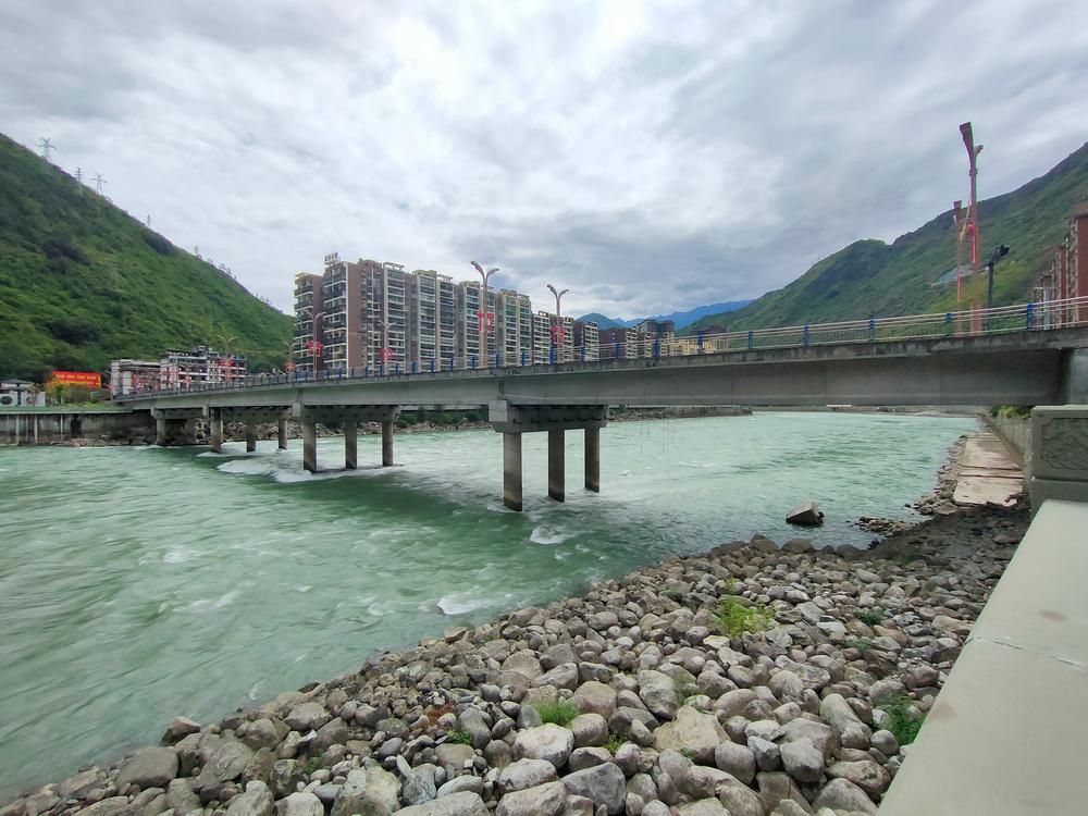 桥梁专家排查泸定县城桥梁：桥梁主体安全