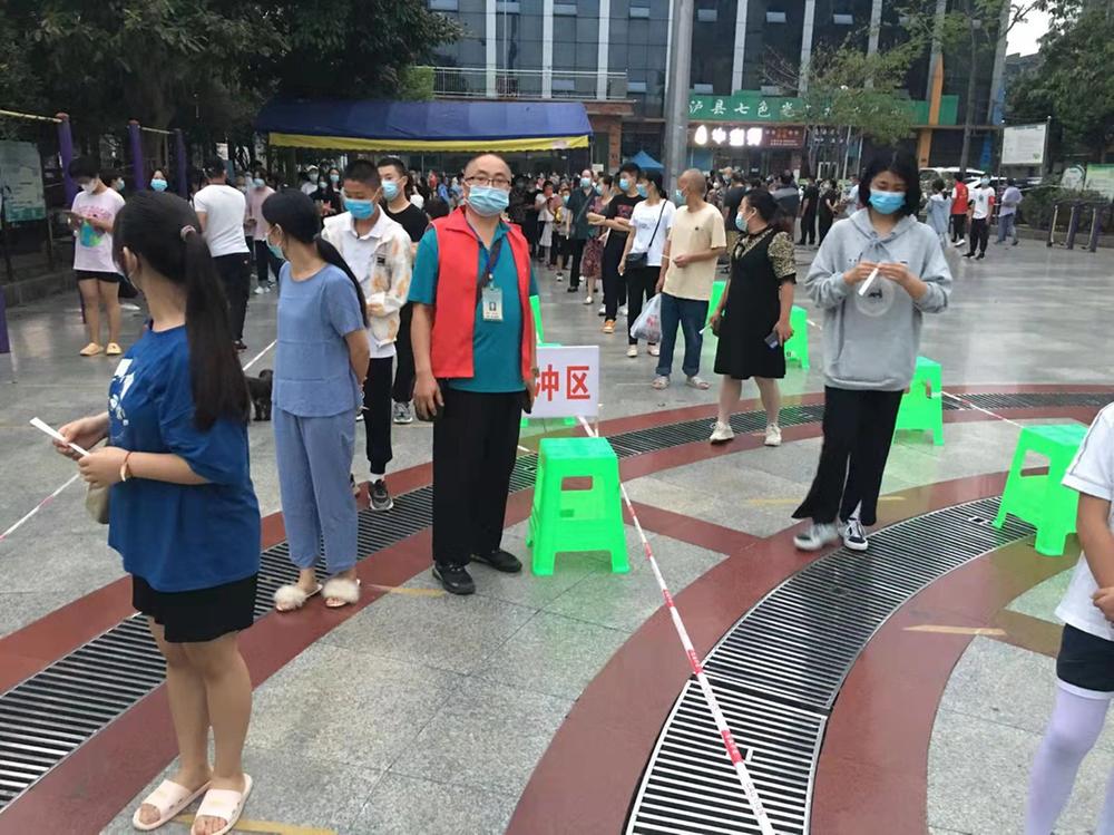 泸县科协党员干部下沉基层助力疫情防控