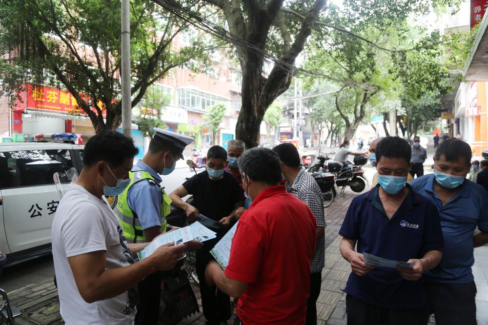 邻水县：“百日行动”  交警走进劳务市场宣讲交规