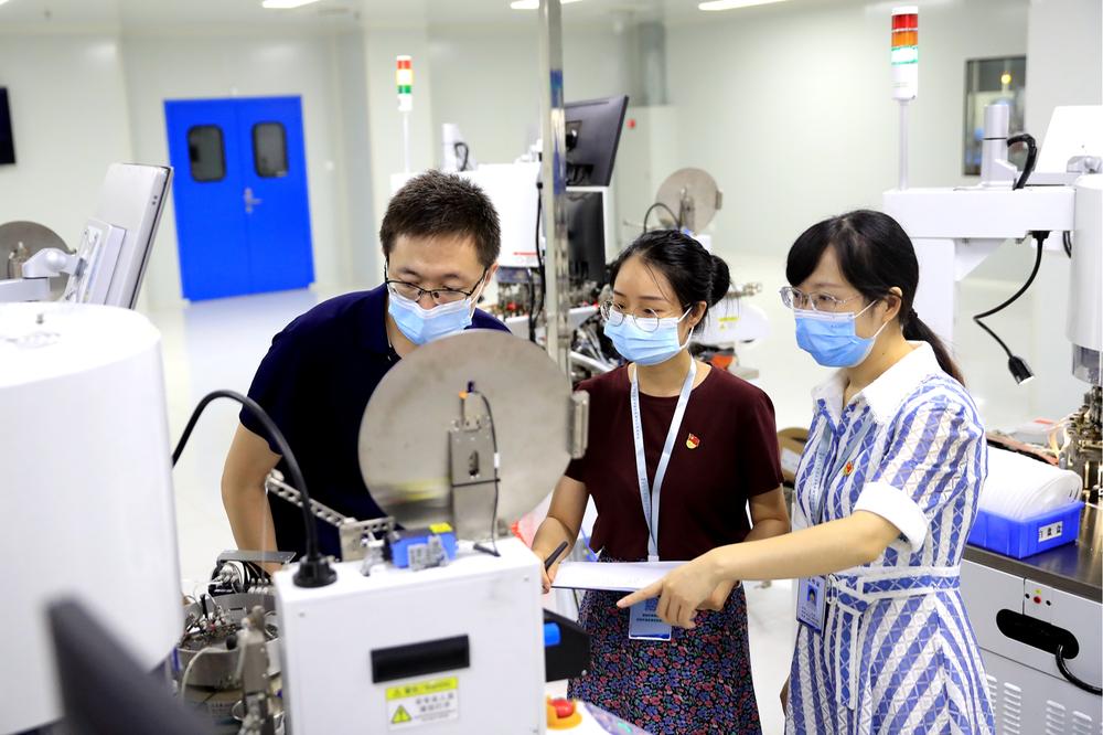 战疫情 抓经济