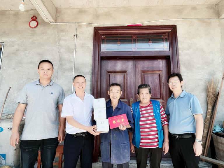 南江县教科体局慰问高桥九义校退休教师