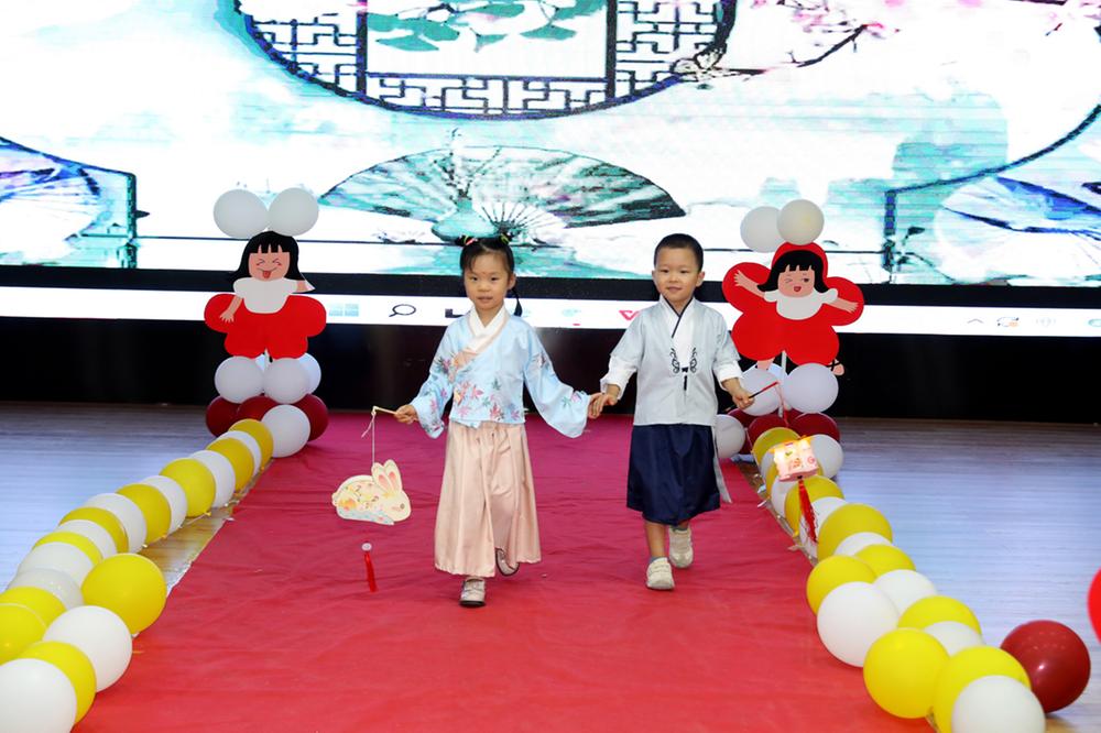 广安：萌娃穿汉服、点朱砂、秀花灯、迎中秋