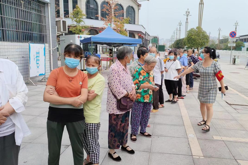 广安经开区奎阁街道纪检干部下沉基层一线参加疫情防控工作