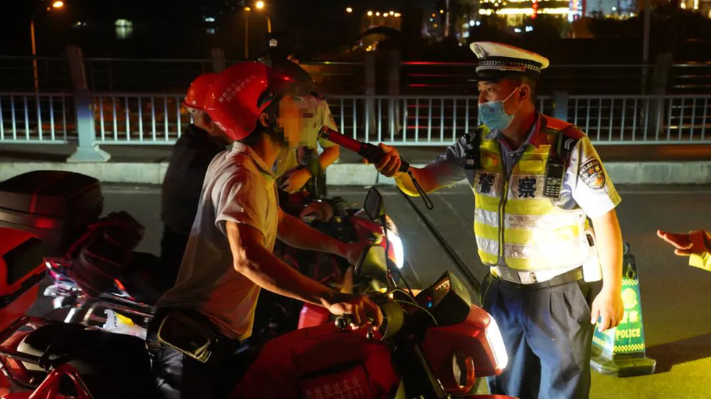 武胜县公安局开展第三次夏夜治安巡查宣防统一行动