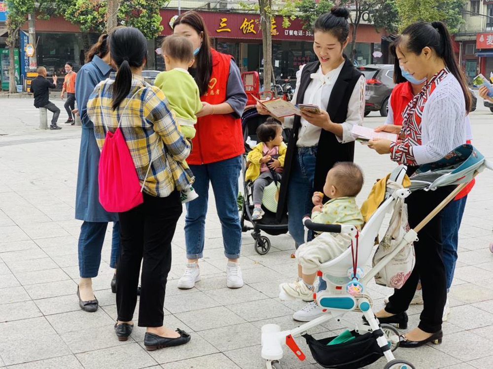 东坡区科协开展全国科普日宣传进社区活动