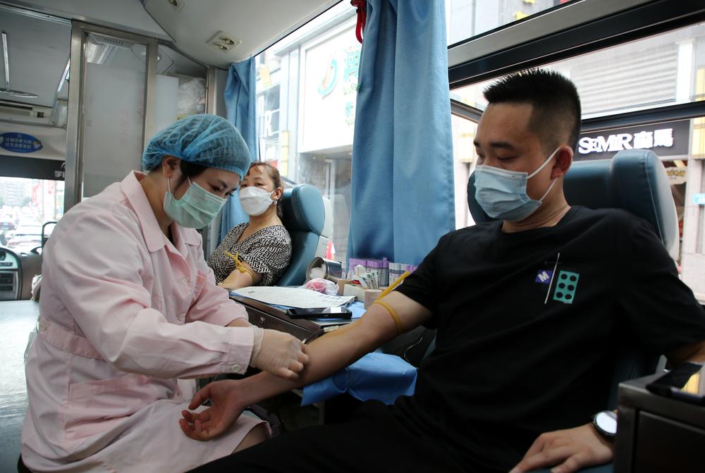 纳溪区：市民踊跃献血传递正能量