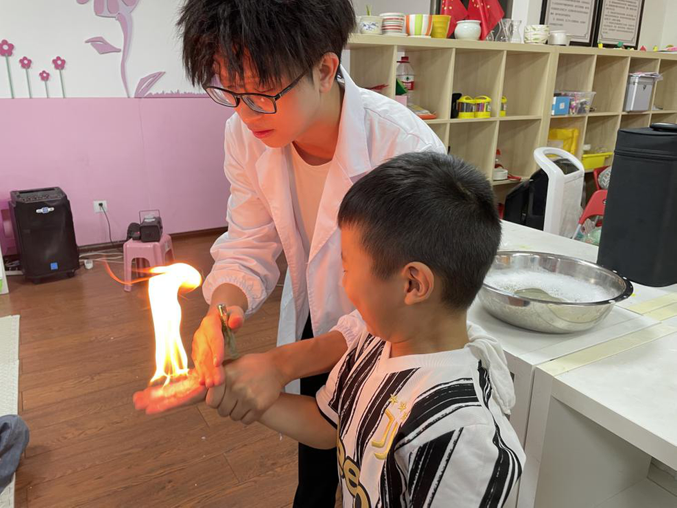 东坡区：全国科普日宣传活动进社区