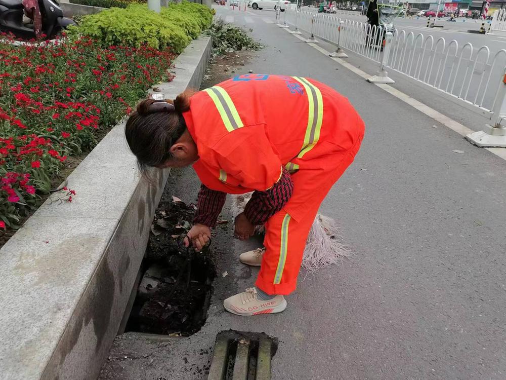 岳池县综合行政执法局：凝聚环卫力量 助推复查攻坚