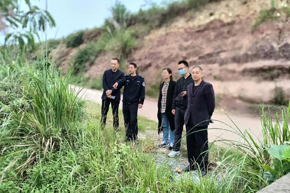 武胜县公安局、检察院河湖警长联袂开展巡河工作