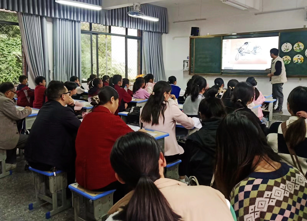 南江县长赤镇乐园路活动站开设示范课