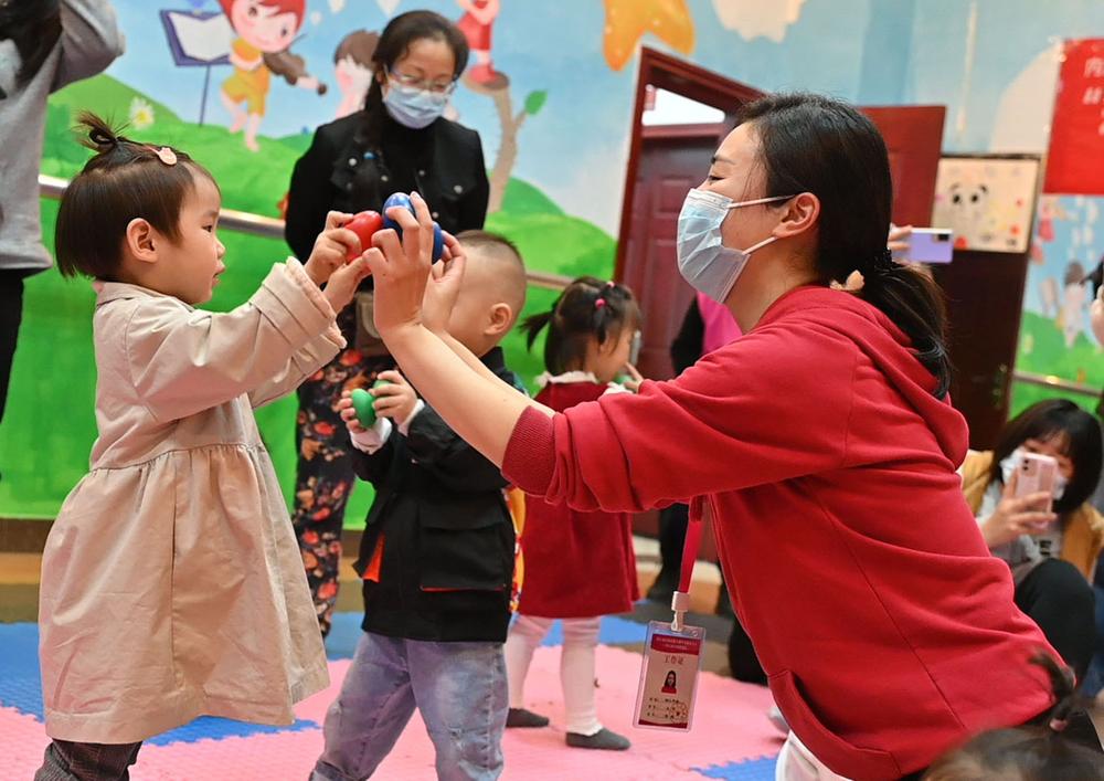 东兴区：“早教课堂”点燃童年梦想