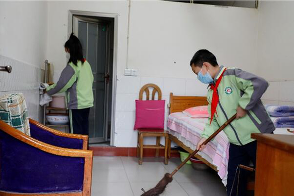 巴州区九小开展敬老孝老助老活动