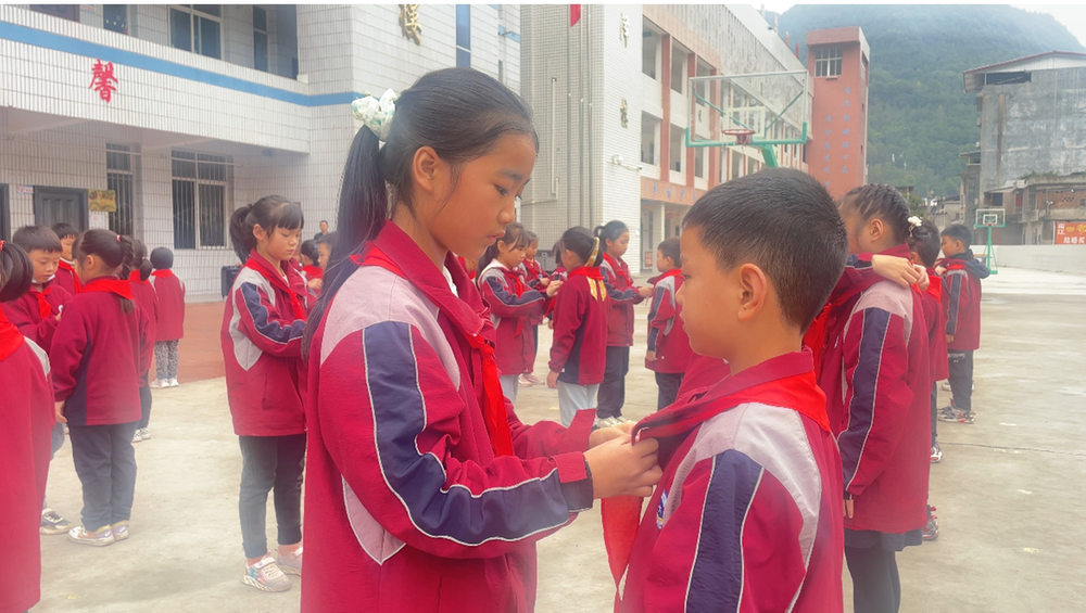 南江县大河镇小学举行第二批少先队新队员入队仪式