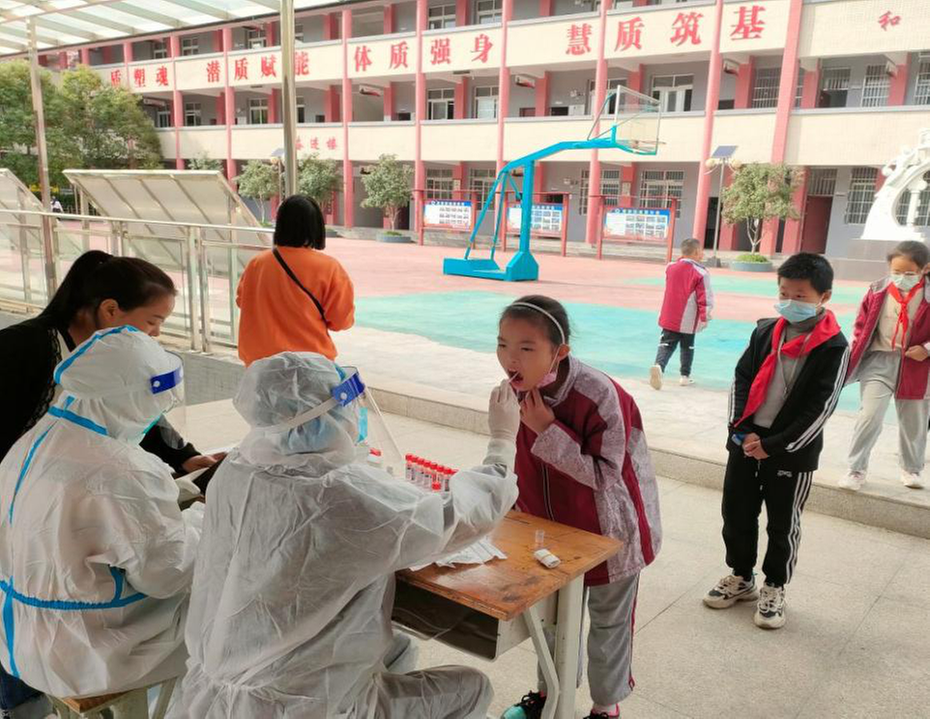 南江县龙渠小学师开展全员核酸检测 筑牢校园安全防线